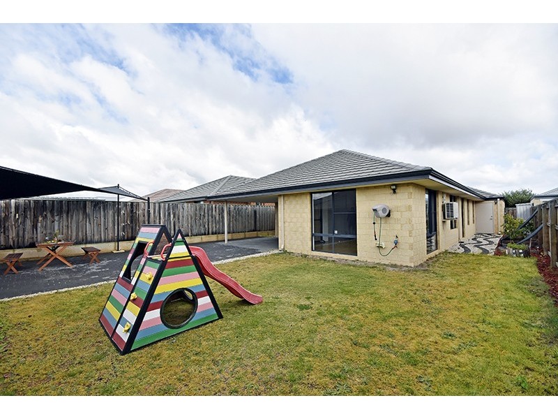 18 Helms Loop, Ellenbrook WA 6069