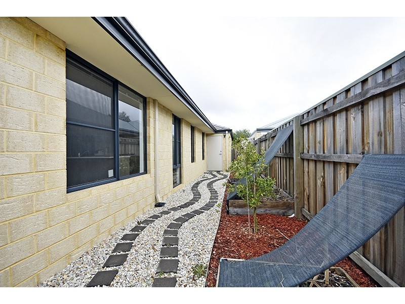 18 Helms Loop, Ellenbrook WA 6069