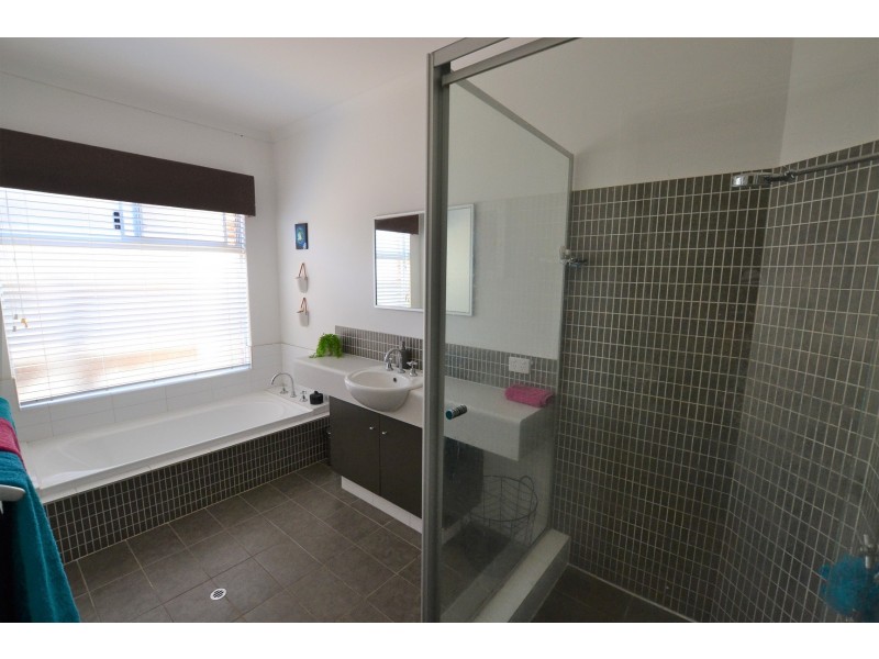 8 Kerries Link, The Vines WA 6069