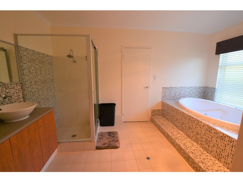 8 Kerries Link, The Vines WA 6069