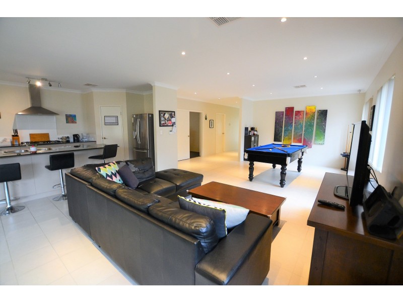 27 Tranquility Crescent, Aveley WA 6069