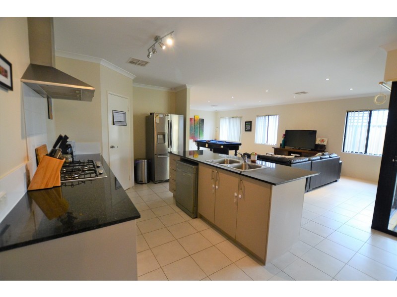 27 Tranquility Crescent, Aveley WA 6069