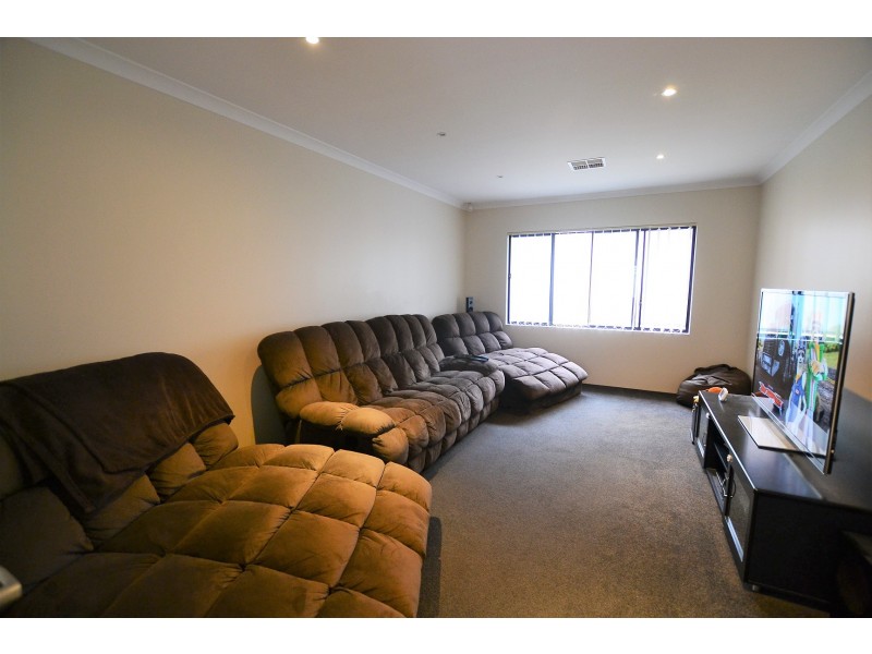 27 Tranquility Crescent, Aveley WA 6069