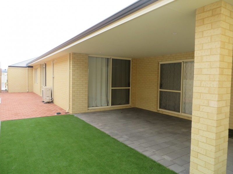 4 Newington Pass, Ellenbrook WA 6069