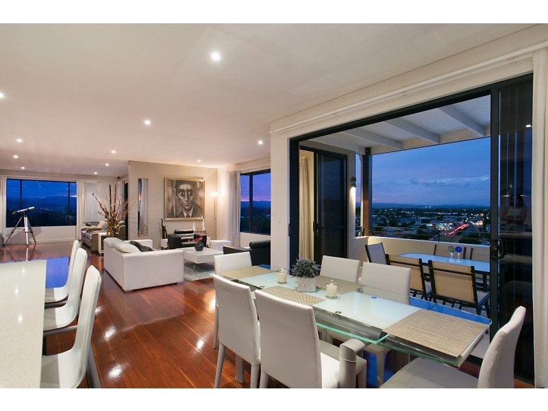 2/18 Brakes Crescent, Miami QLD 4220