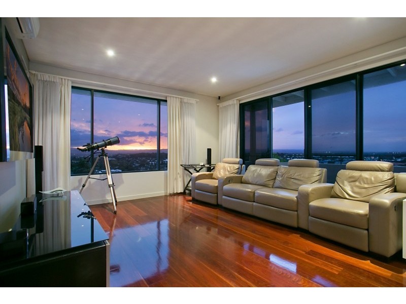 2/18 Brakes Crescent, Miami QLD 4220