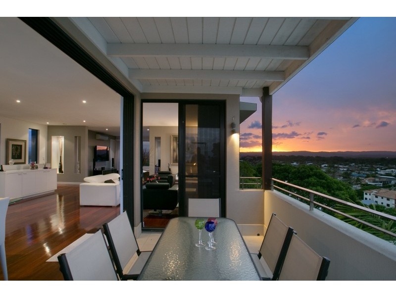 2/18 Brakes Crescent, Miami QLD 4220