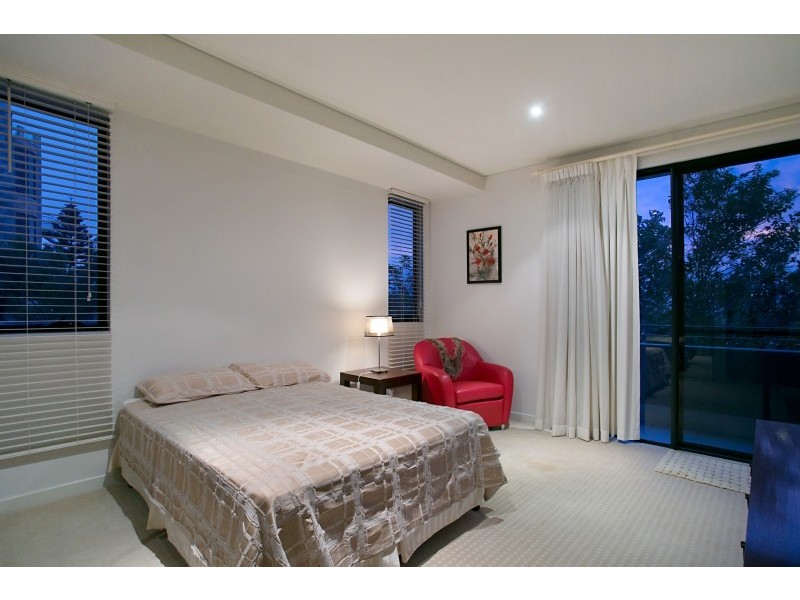 2/18 Brakes Crescent, Miami QLD 4220