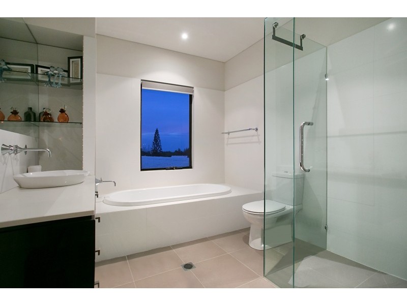 2/18 Brakes Crescent, Miami QLD 4220