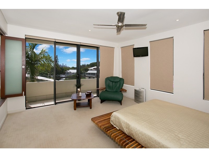 2/18 Brakes Crescent, Miami QLD 4220