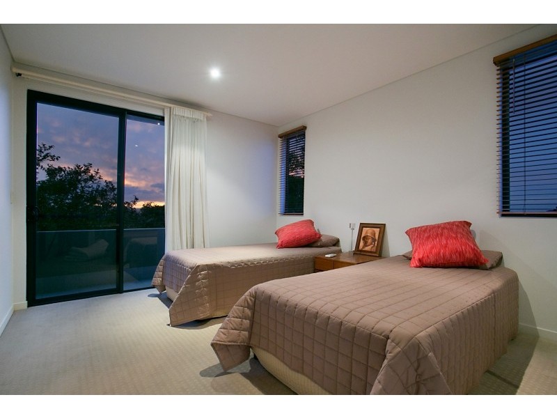 2/18 Brakes Crescent, Miami QLD 4220