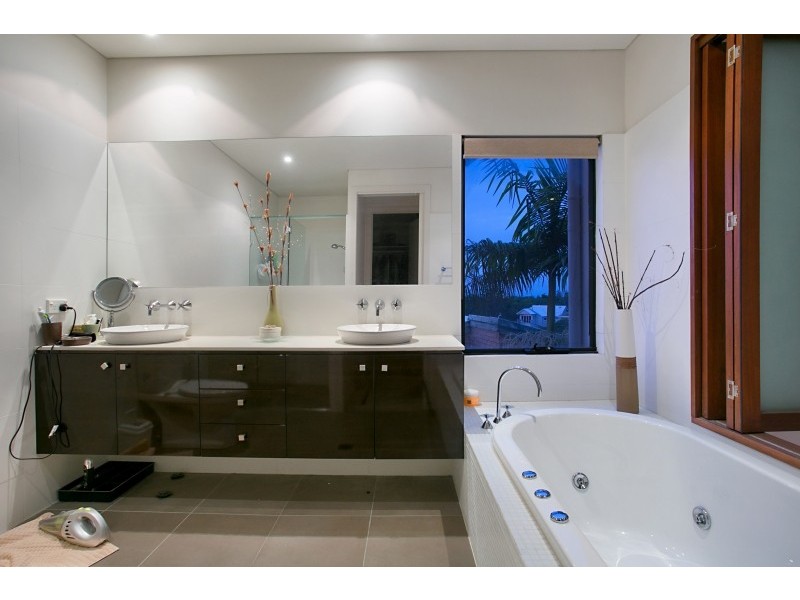 2/18 Brakes Crescent, Miami QLD 4220