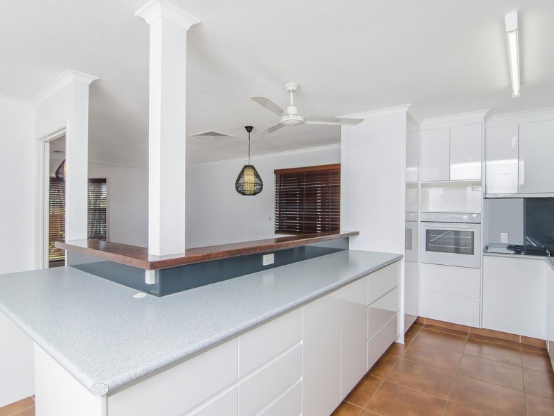 16 Lorikeet Lane, Burleigh Waters QLD 4220