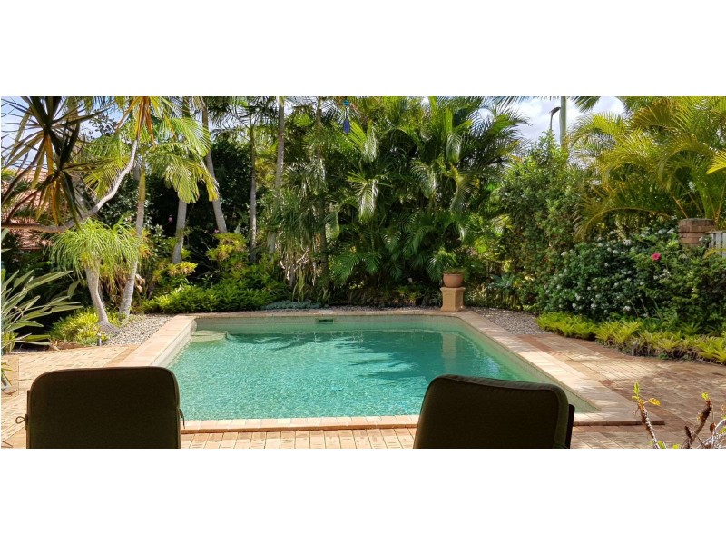 8 Rosebud Street, Robina QLD 4226