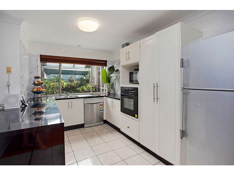14 Lakes Circuit, Burleigh Waters QLD 4220