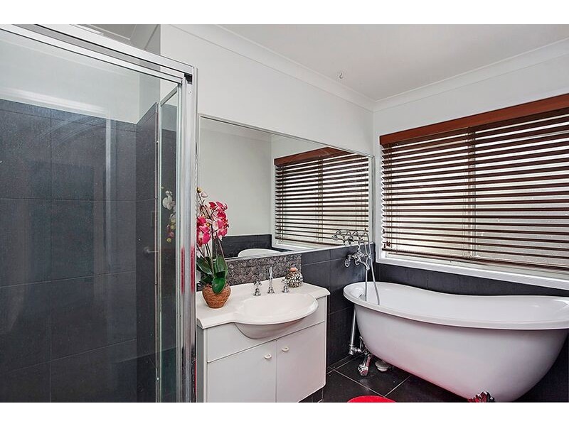 14 Lakes Circuit, Burleigh Waters QLD 4220