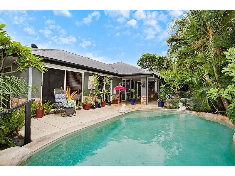 14 Lakes Circuit, Burleigh Waters QLD 4220
