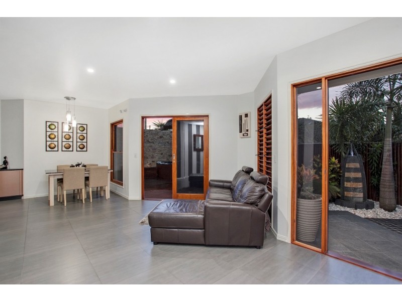 2/2 Cedar Court, Burleigh Heads QLD 4220