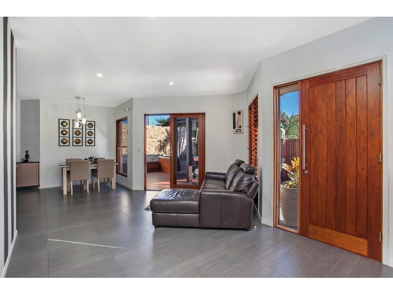 2/2 Cedar Court, Burleigh Heads QLD 4220