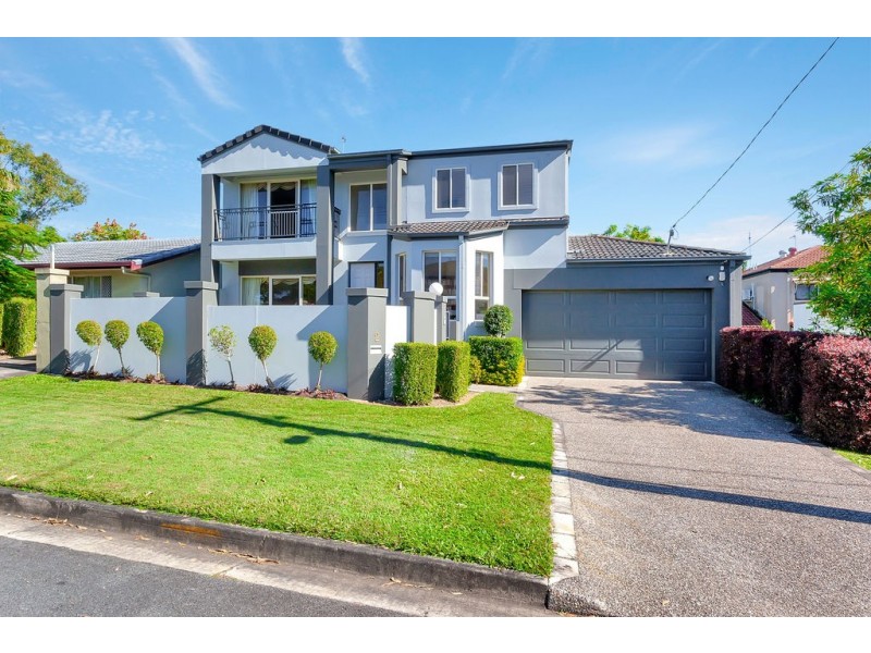 2/2 Sandown Avenue, Benowa QLD 4217