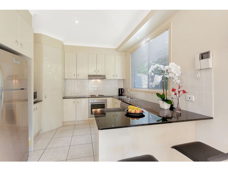 2/2 Sandown Avenue, Benowa QLD 4217