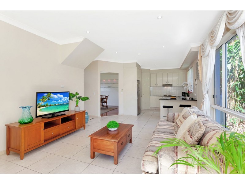 2/2 Sandown Avenue, Benowa QLD 4217