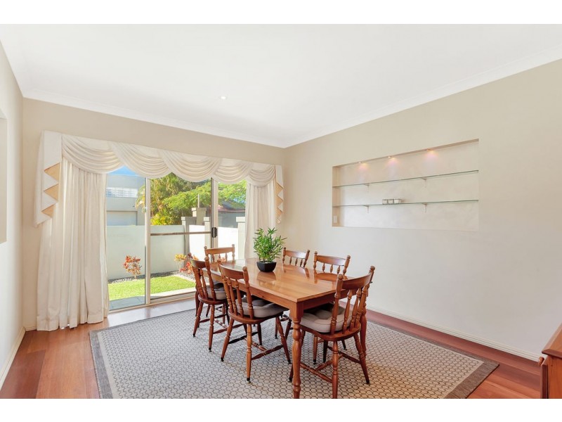 2/2 Sandown Avenue, Benowa QLD 4217