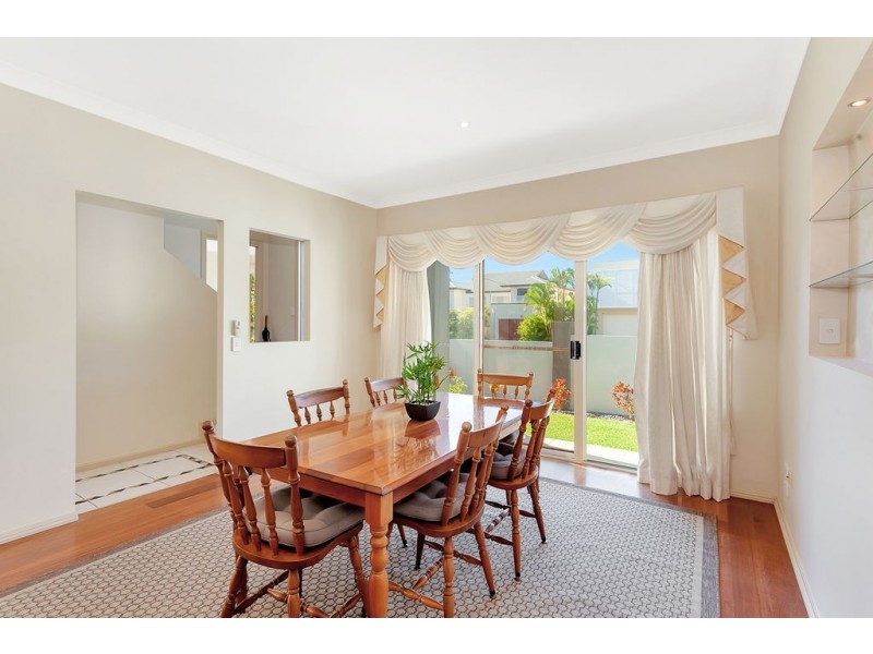 2/2 Sandown Avenue, Benowa QLD 4217