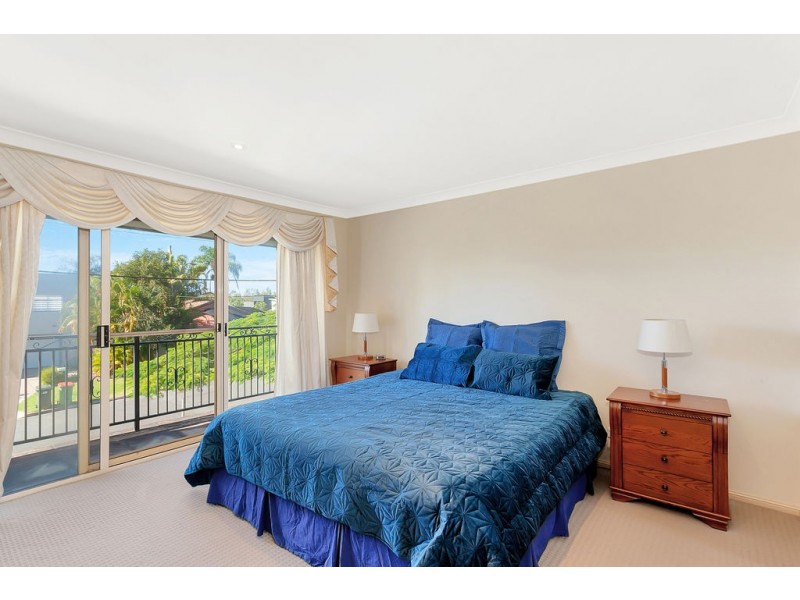 2/2 Sandown Avenue, Benowa QLD 4217