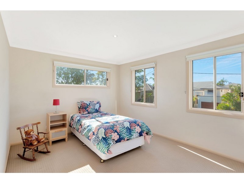 2/2 Sandown Avenue, Benowa QLD 4217