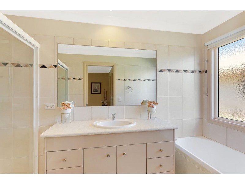 2/2 Sandown Avenue, Benowa QLD 4217