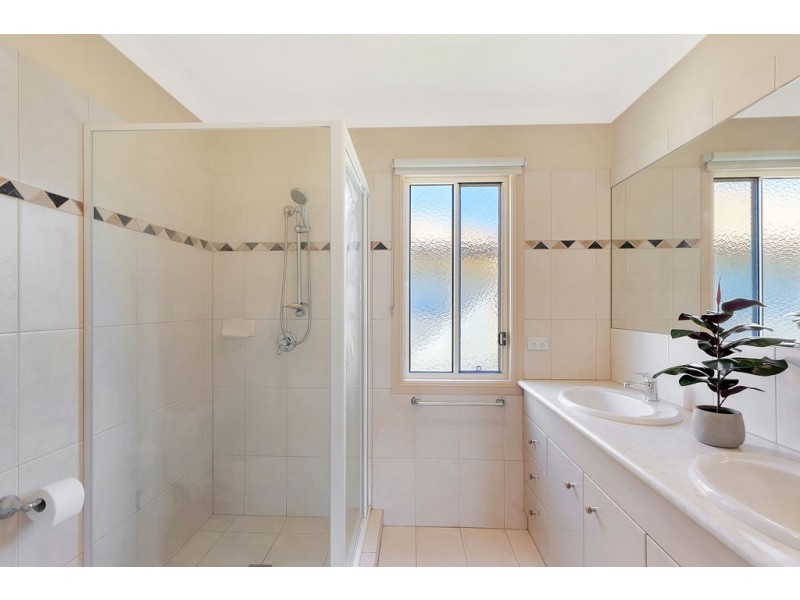 2/2 Sandown Avenue, Benowa QLD 4217