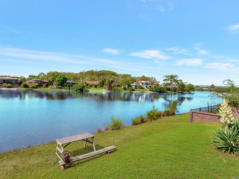 6 Penguin Parade, Burleigh Waters QLD 4220