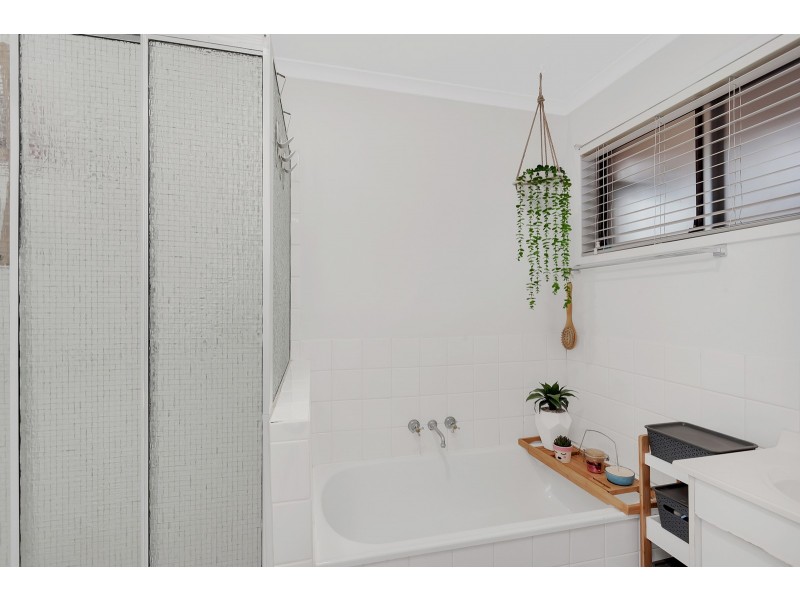 2 Beau Court, Highland Park QLD 4211