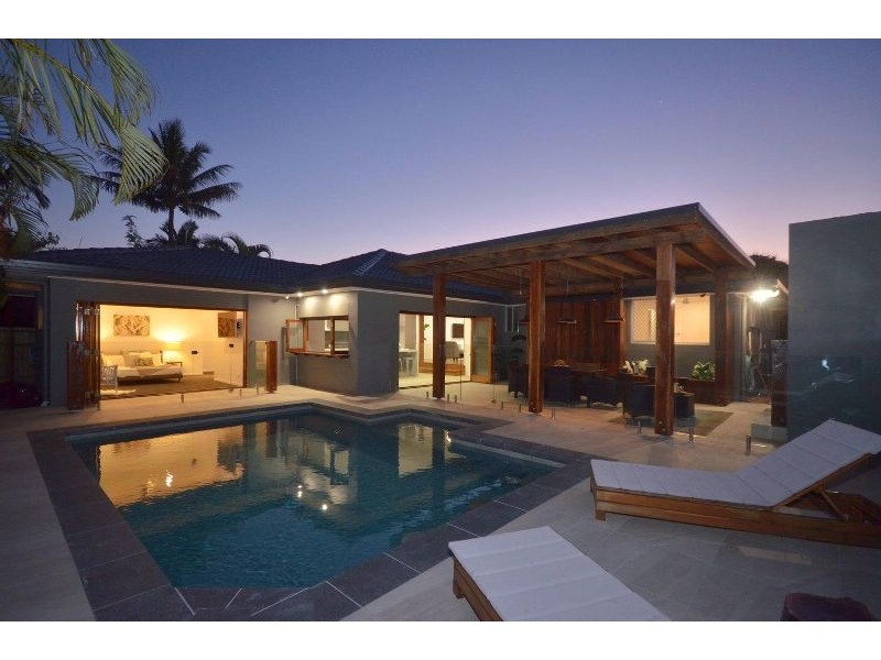 16 Joan Street, Burleigh Waters QLD 4220