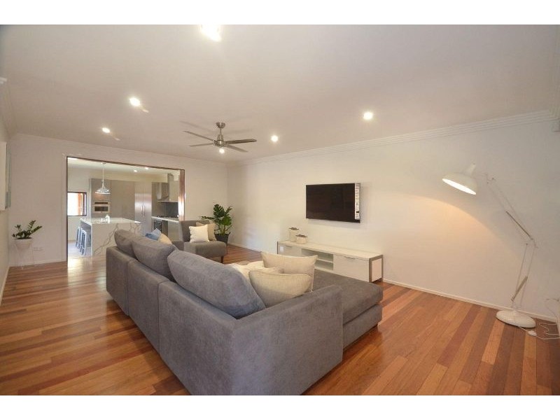 16 Joan Street, Burleigh Waters QLD 4220