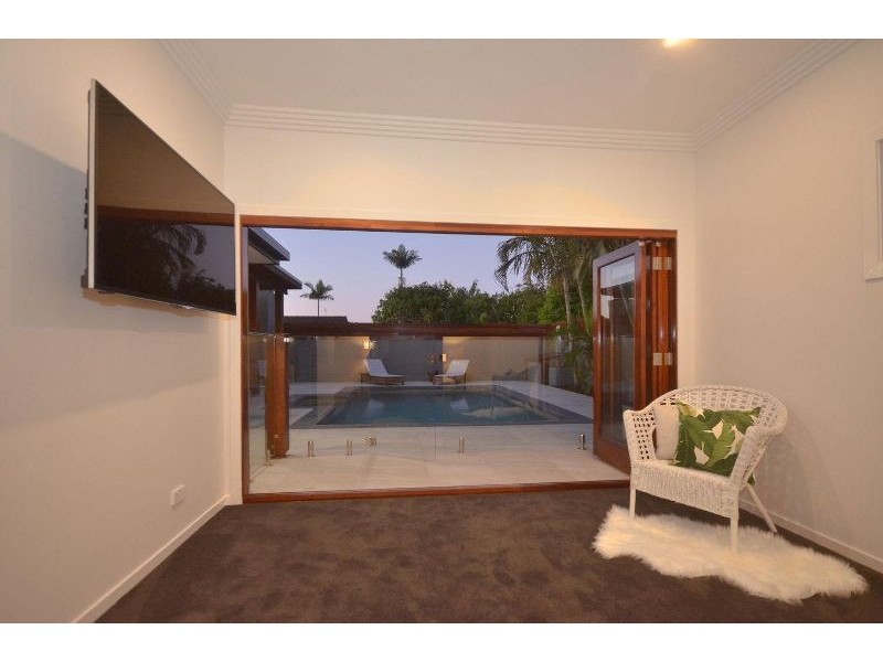 16 Joan Street, Burleigh Waters QLD 4220