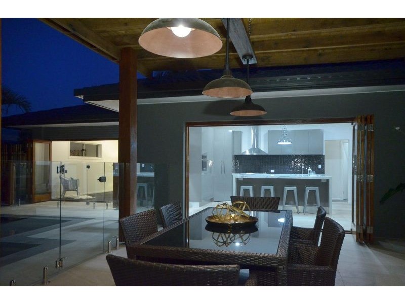 16 Joan Street, Burleigh Waters QLD 4220