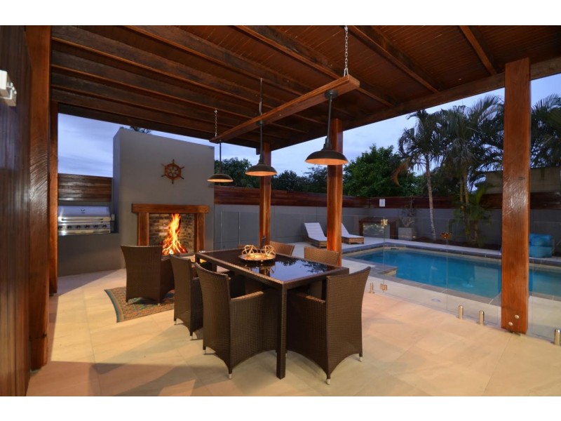 16 Joan Street, Burleigh Waters QLD 4220