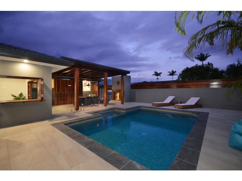 16 Joan Street, Burleigh Waters QLD 4220