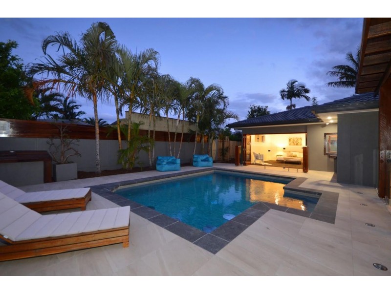 16 Joan Street, Burleigh Waters QLD 4220