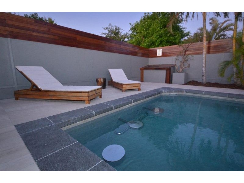 16 Joan Street, Burleigh Waters QLD 4220