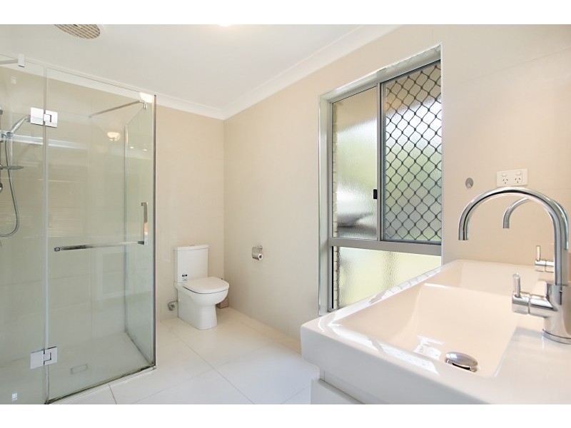 7 Beaconsfield Drive, Burleigh Waters QLD 4220