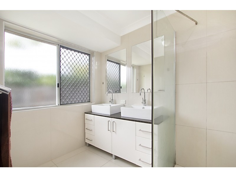 7 Beaconsfield Drive, Burleigh Waters QLD 4220