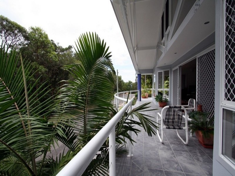 16 Lakeside Drive, Sapphire Beach NSW 2450