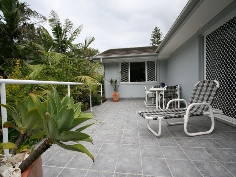 16 Lakeside Drive, Sapphire Beach NSW 2450