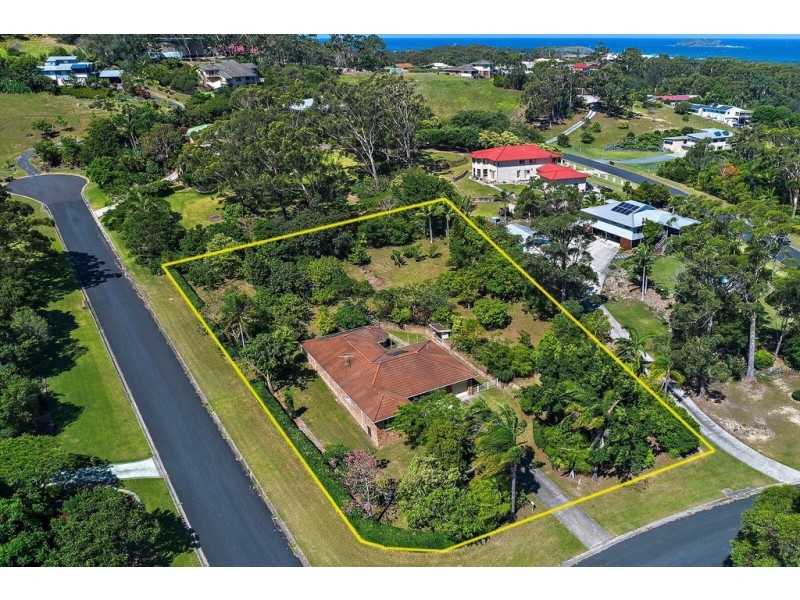 4 Azure Avenue, Emerald Beach NSW 2456