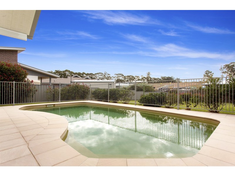 18 Admiralty Drive, Safety Beach NSW 2456