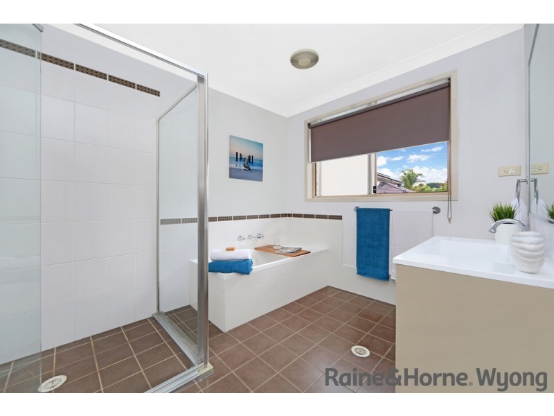 8 Waterside Drive, Woongarrah NSW 2259