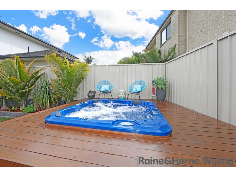 8 Waterside Drive, Woongarrah NSW 2259